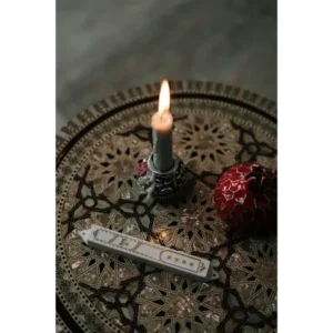 מזוזה כשרה מהודרת מונחת על שולחן עץ