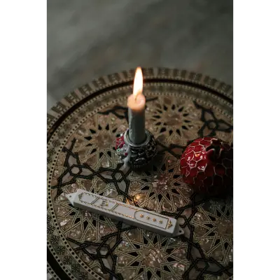 מזוזה כשרה מהודרת מונחת על שולחן עץ