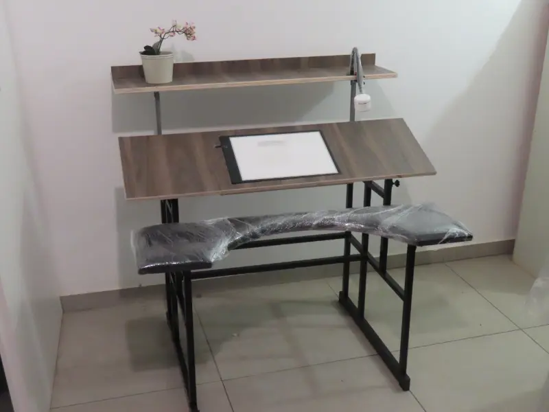 שולחן סופרים מקצועי עם משטח אור לכתיבה עם שקפים ועם שינוי גובה וזווית