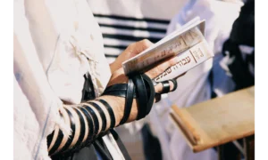 סט תפילין לבר מצווה הכולל תפילין עם נרתיק, טלית ומראה - מתנה מושלמת לנער בר מצווה