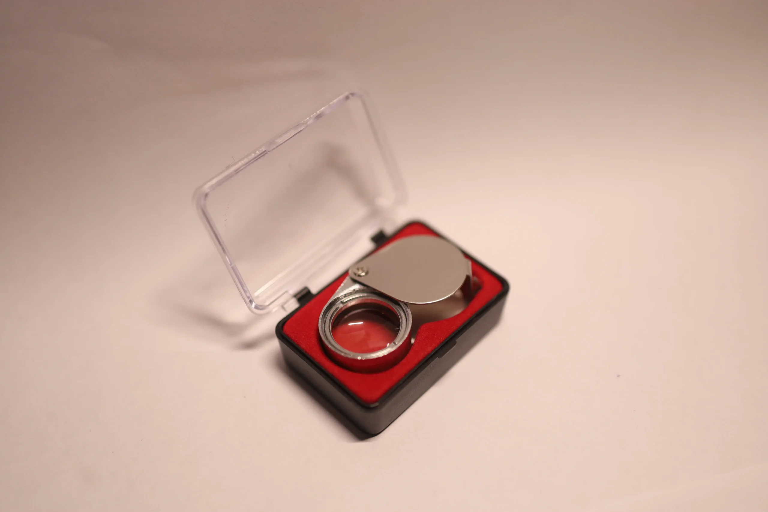 זכוכית מגדלת מקצועית לסופר סת"ם בעלת עדשה צלולה לבדיקת אותיות.