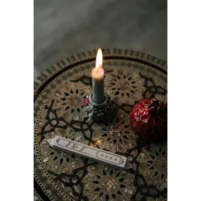 מזוזה כשרה מהודרת מונחת על שולחן עץ